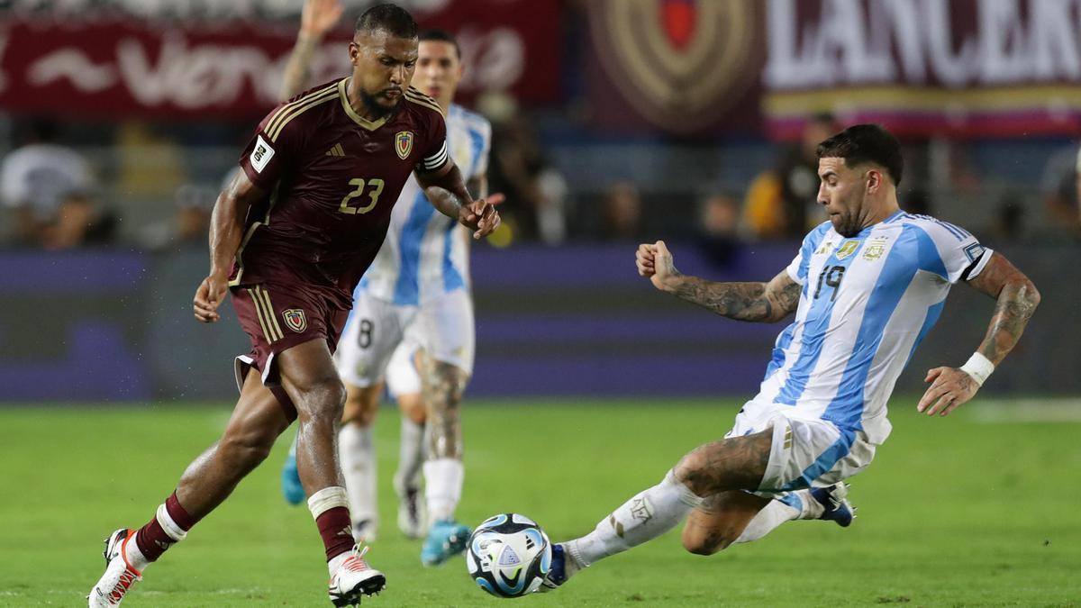 Salomón Rondón conduce la pelota en el partido de Venezuela ante Argentina.