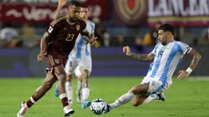 Salomón Rondón conduce la pelota en el partido de Venezuela ante Argentina.