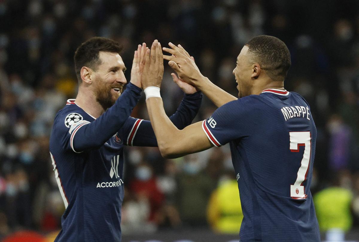 Leo Messi y Kylian Mbappé celebran un gol con el PSG.