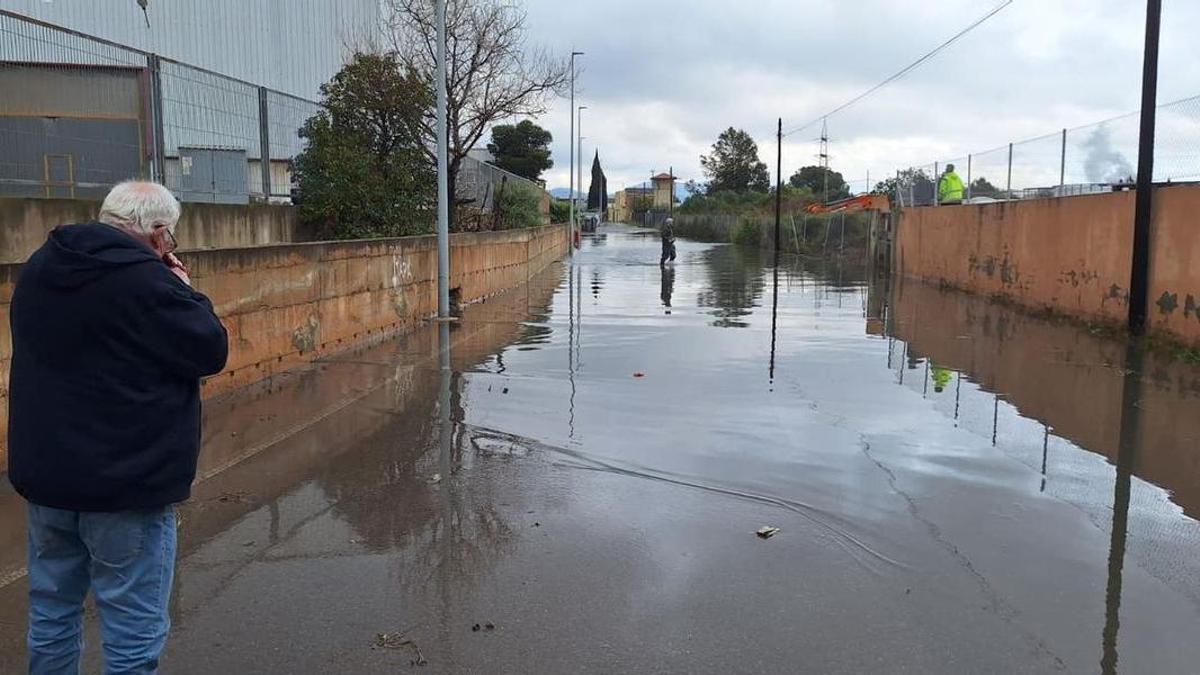 Imatge del passat mes de març, quan va tornar a inundar-se aquest tram del carrer Riu deixant incomunicat parcialment el veïnat de la zona de Molí Nou.