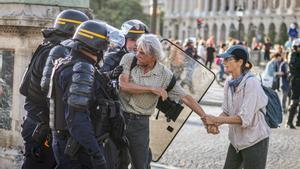 Protesta en París por la muerte de un adolescente en Nanterre.