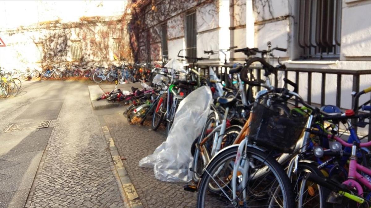 Bicicletas junto a la entrada del centro de Wilmersdorfer, en Berlín.