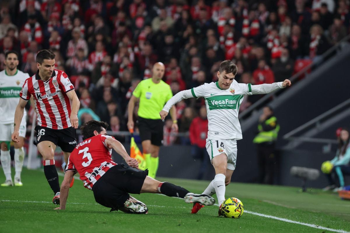 Febas intenta regatear a Vivian durante el Athletic-Elche