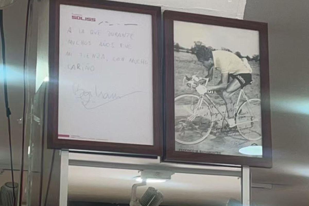Una de las fotos de Federico Bahamontes en la tienda Suma Supermercado