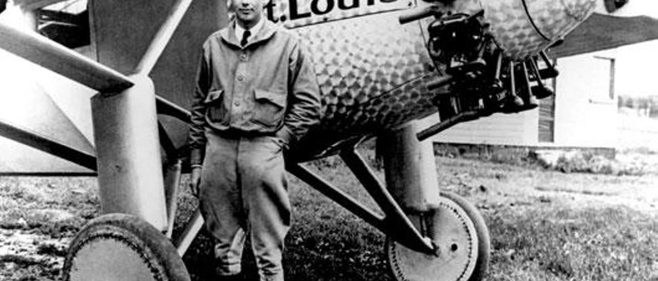 Augusto Lindbergh, junto a un avión similar al que aterrizó en Tui.