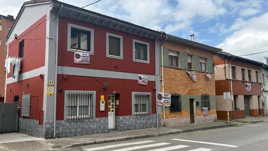El Ayuntamiento de Langreo hace efectiva la paralización de la reforma urbanística del barrio de El Puente "para dialogar con los afectados"