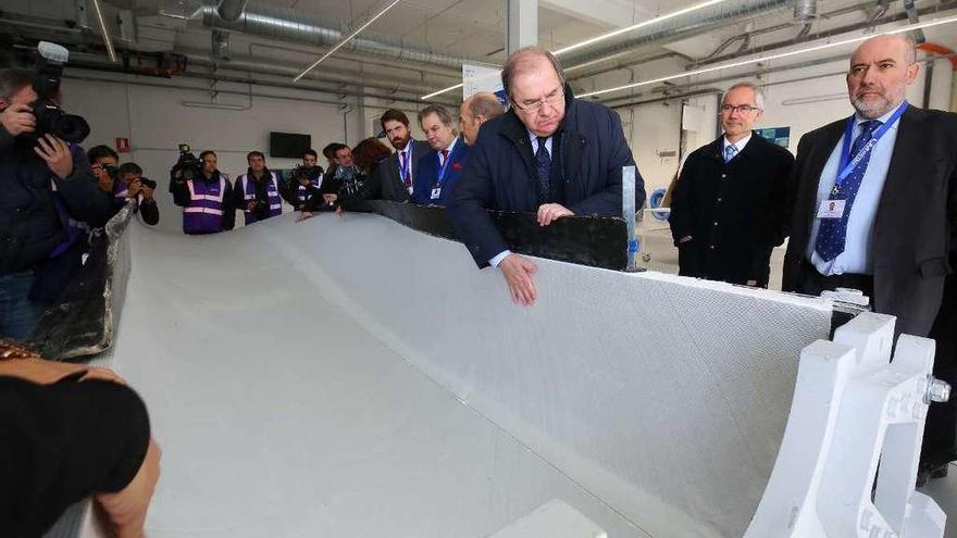 El presidente de la Junta, Juan Vicente Herrera, durante su visita una empresa en Ponferrada.