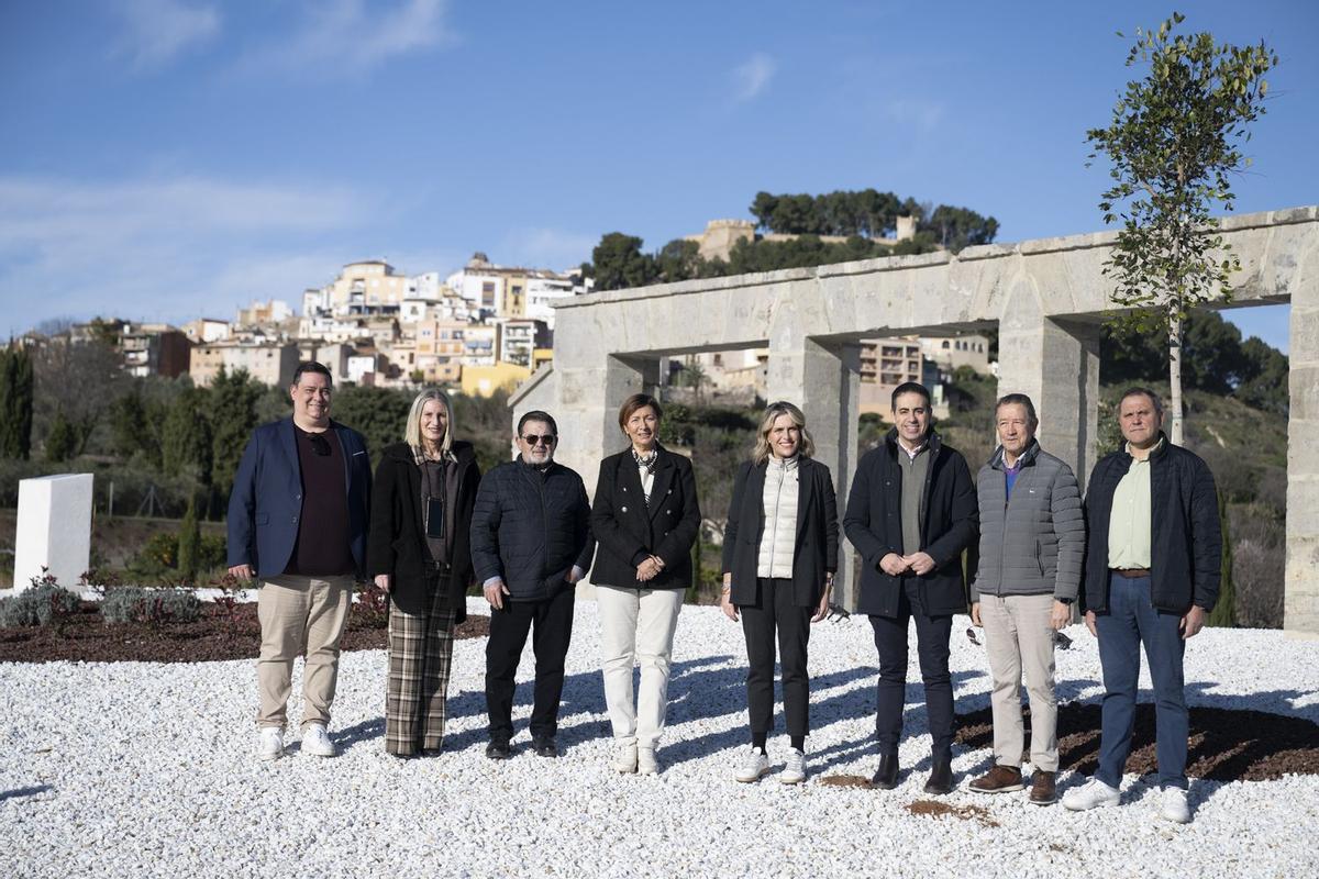 Las autoridades provinciales y locales, en la rotonda de acceso a Segorbe desde Castellnovo, que ha sido objeto de obras de embellecimiento.