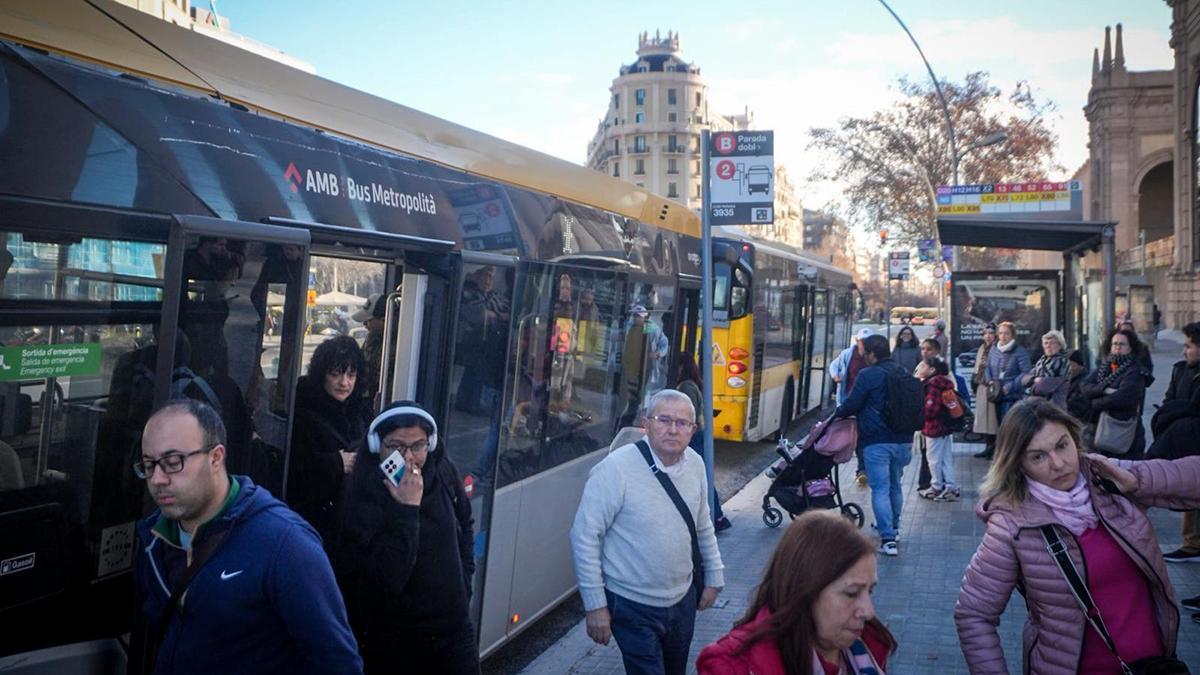 Pasajeros en las paradas de autobuses de la plaza de Espanya de Barcelona