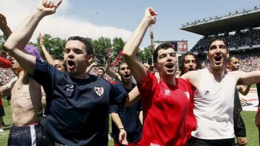 Los jugadores del Rayo celebran su ascenso.