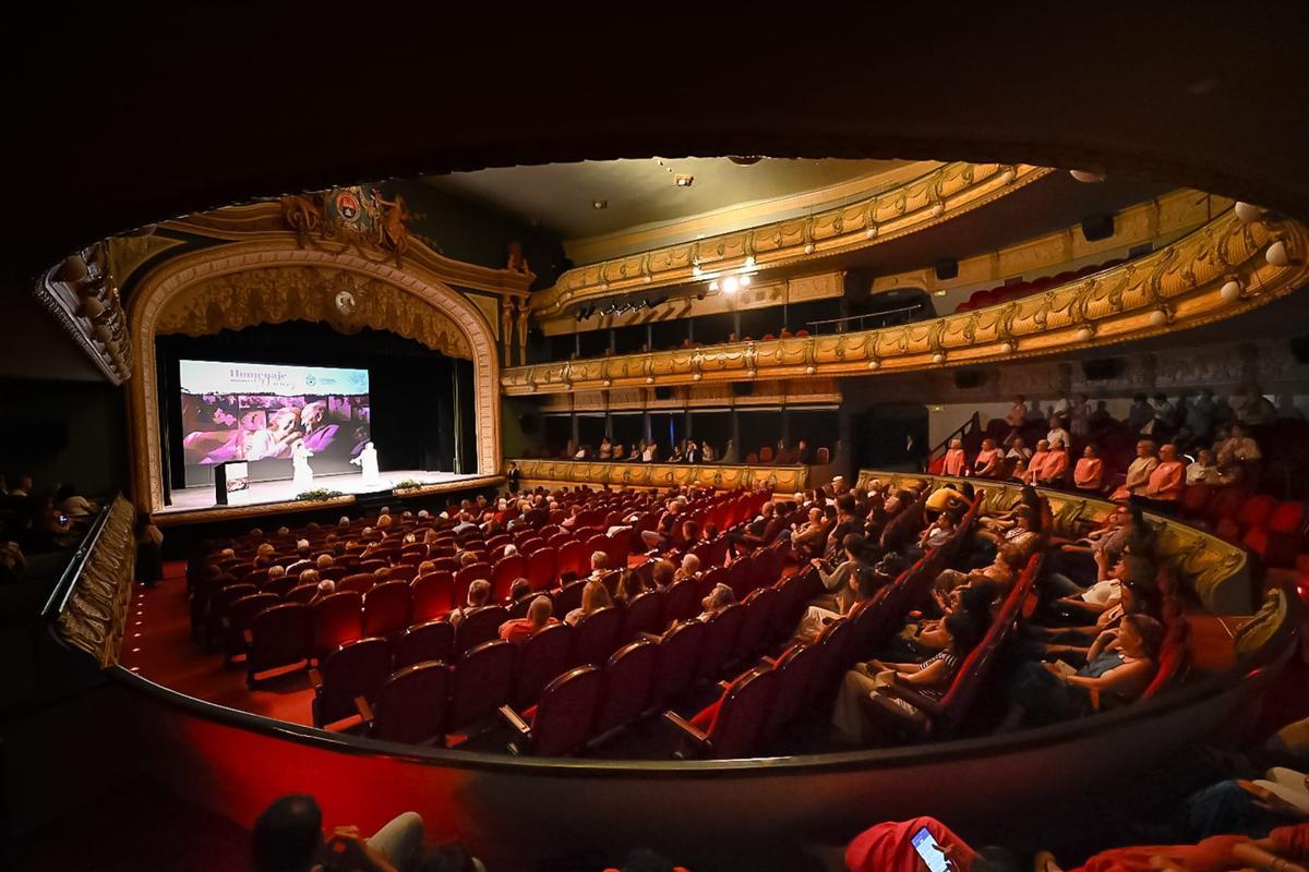 El Gran Teatro lucía casi completo en la Gala de Homenaje a los Mayores de Elche
