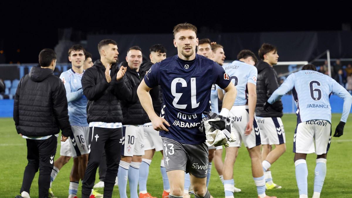 Radu, con la camiseta al revés, el pasado domingo tras ganar el Celta al Rayo