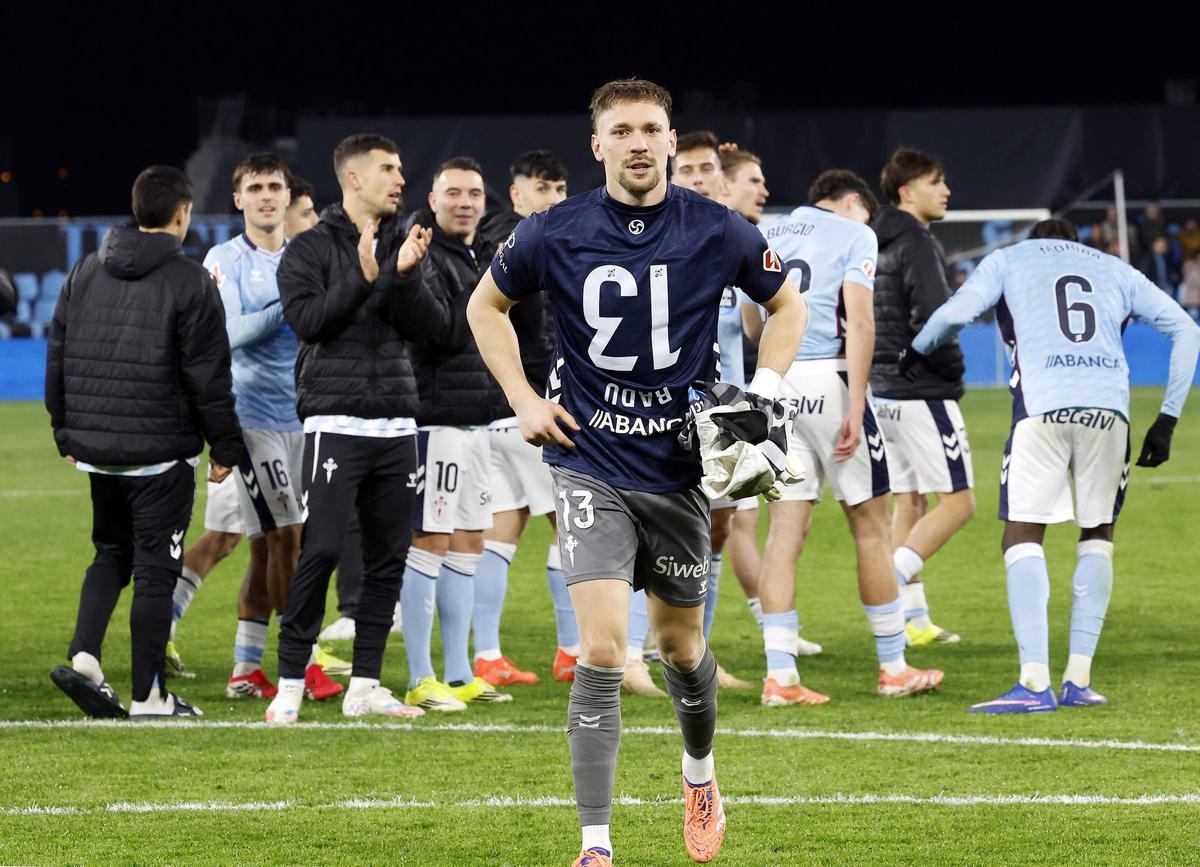Radu, con la camiseta del revés, tras ganar el Celta al Rayo.