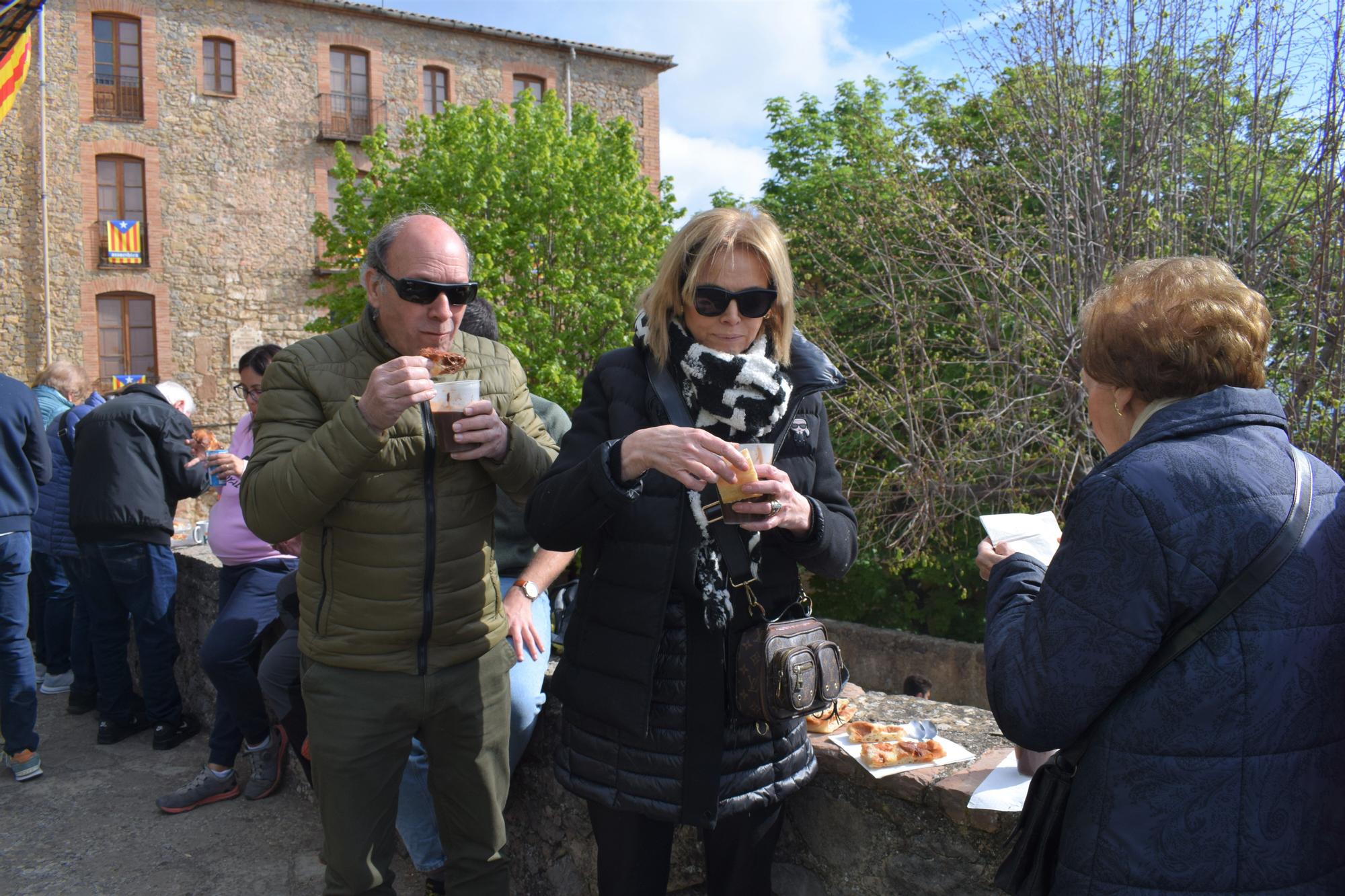 Berga manté viva la tradició de pujar a Queralt, amb la xocolatada com a reclam
