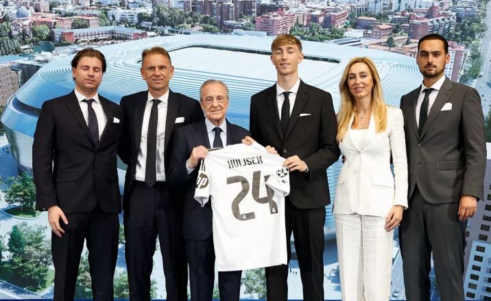 El padre de Huijsen la lía en redes 'celebrando' la derrota del Barça