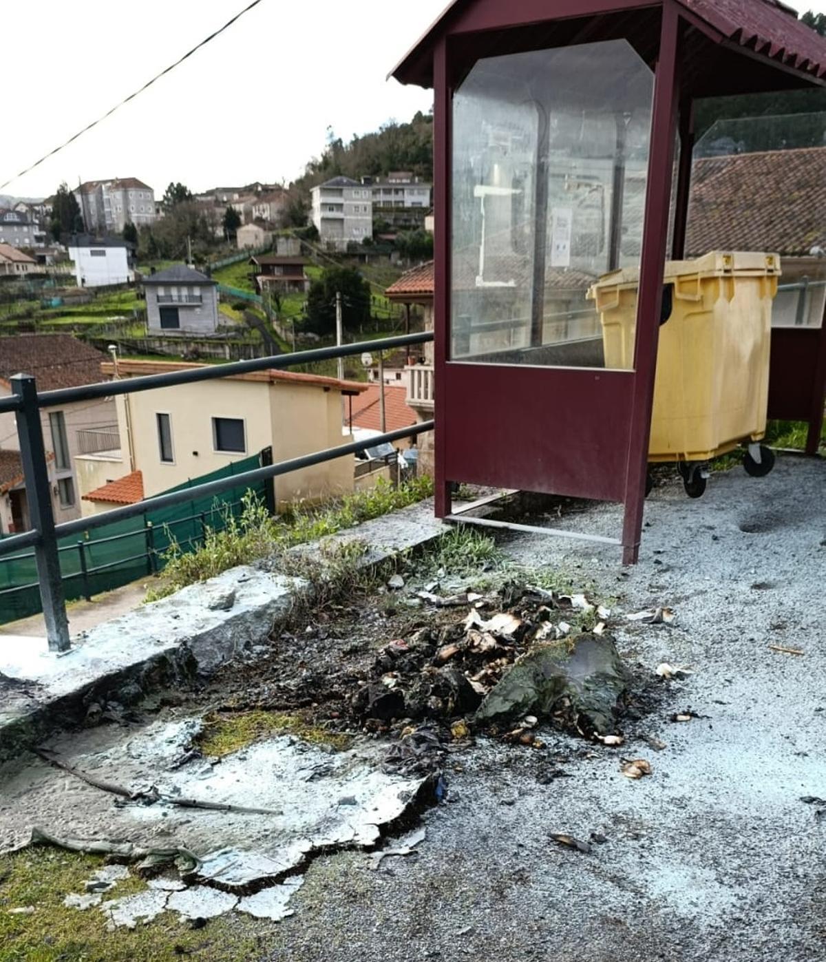 En el arcén, los restos en la calzada tras el incendio del contenedor.