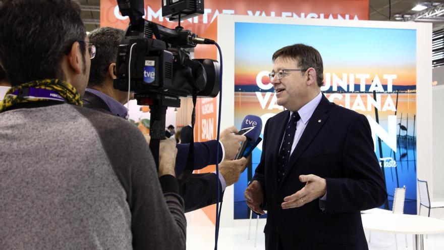 El presidente de la Generalitat, Ximo Puig, hoy durante la visita al stand de la C. Valenciana de la Fruit Logística 2016.