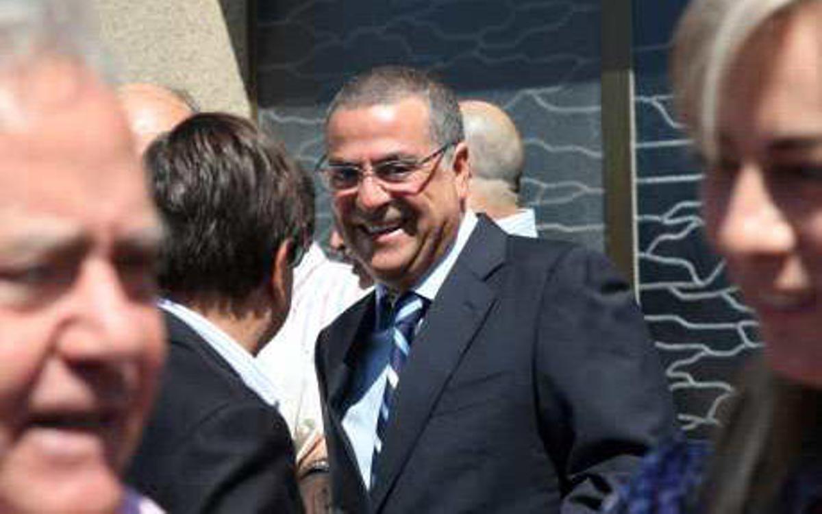 Ortiz en el centro entre Alperi y Sonia Castedo.