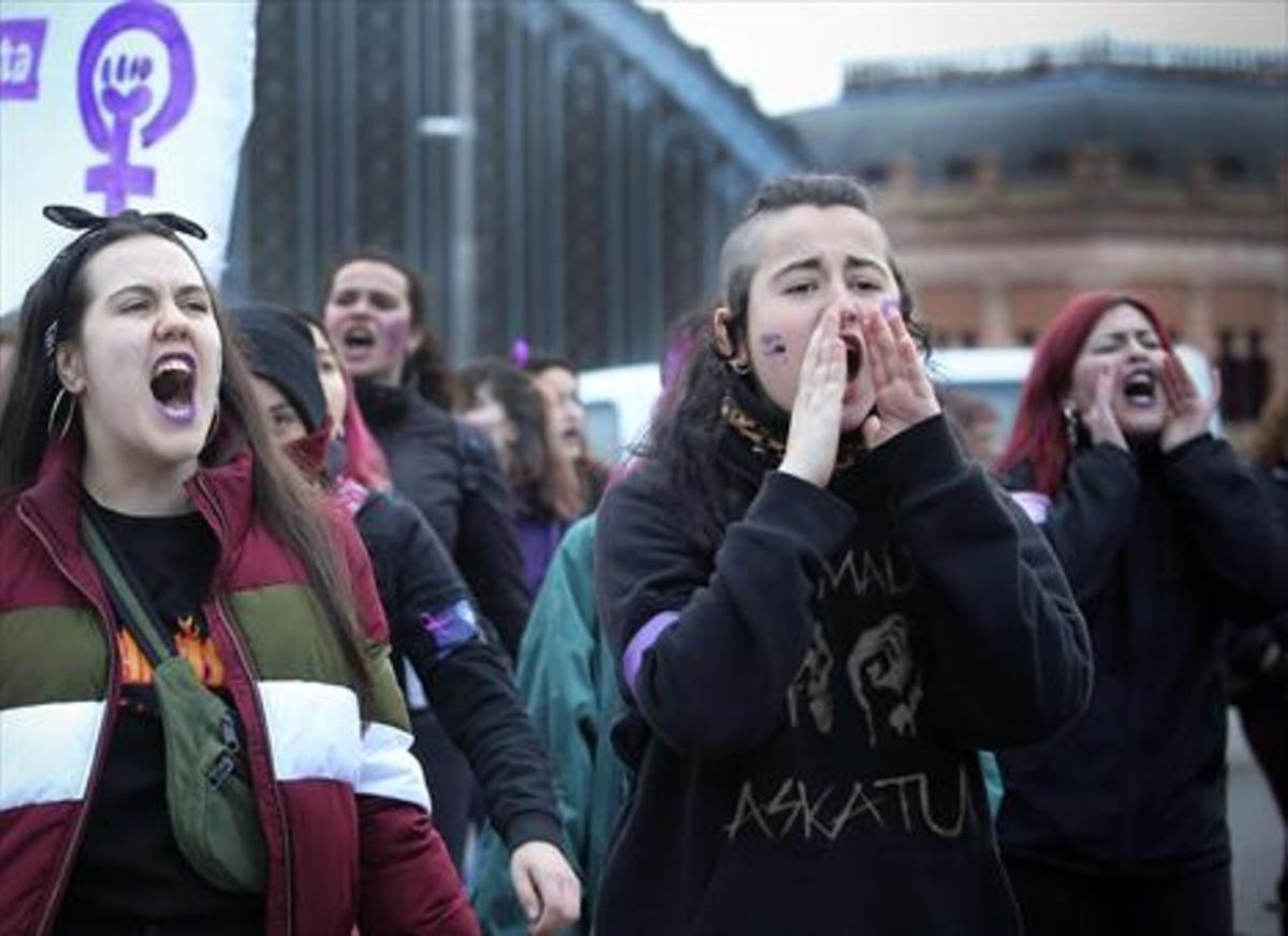 BILBAO Manifestantes de la ciudad vasca hacen el gesto triangular del feminismo con sus manos.