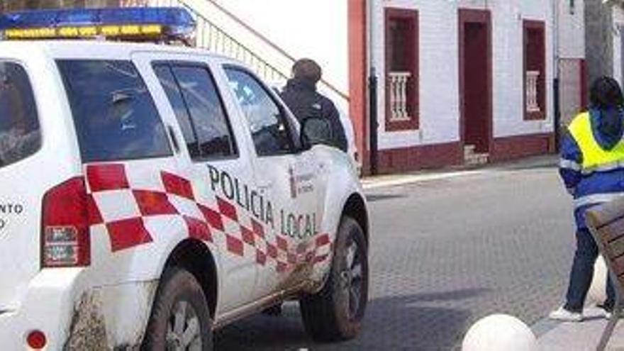 Policía y bomberos el día del argayo en el monte Fuxa.