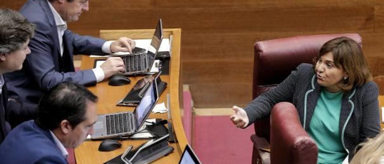 Bonig, en las Corts, conversa con los diputados de su grupo.