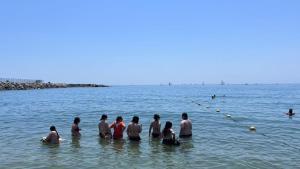 Jóvenes con TCA en una terapia con perros en la playa