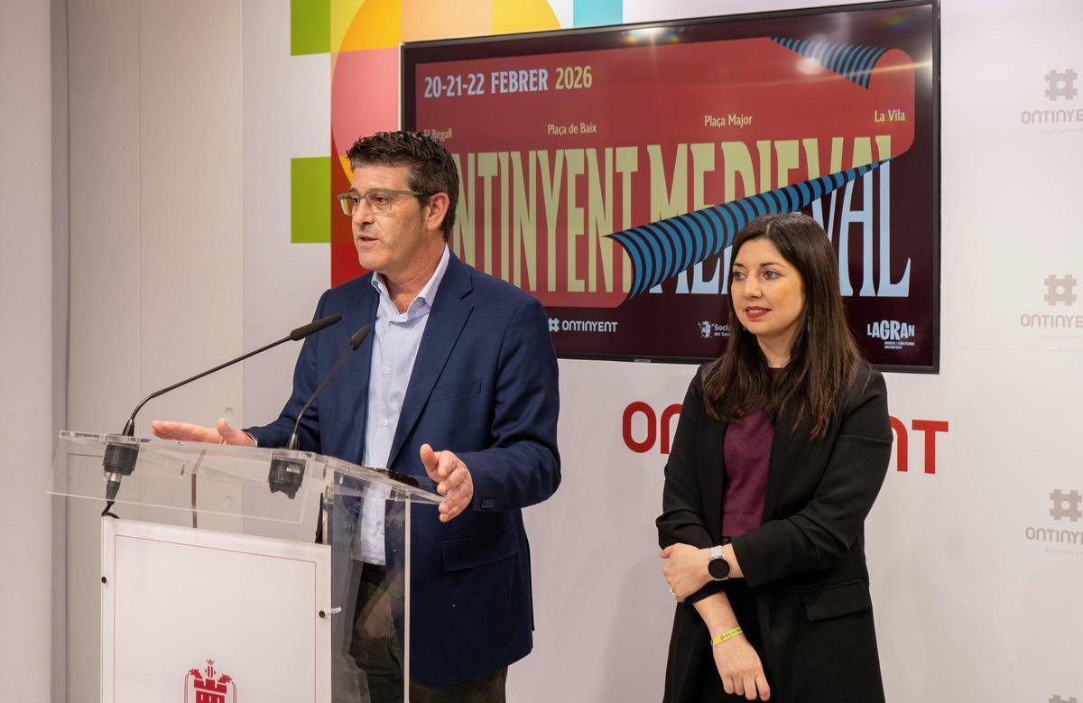 El alcalde de Ontinyent, Jorge Rodríguez, junto a la regidora de Fiestas, Àngels Muños.