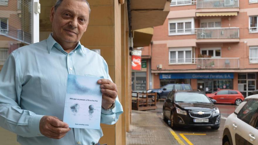 Lluís Comellas amb el seu llibre, l&#039;any 2018 davant de la delegació de Regió7 a Berga