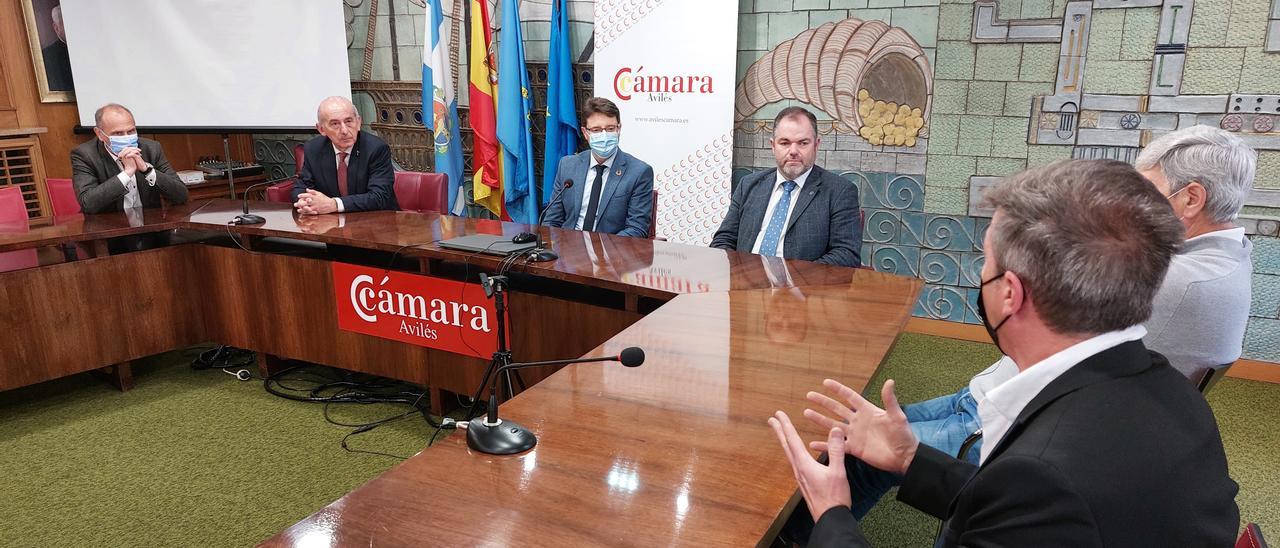 El consejero de Industria del Principado, Enrique Fernández, entre los presidentes de las cámaras de Comercio de Asturias, en  la reunión con representantes de la empresa Sialtronica.