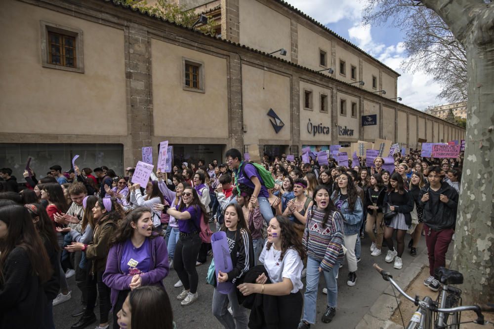 Unos 800 estudiantes se manifiestan en Palma por el 8M