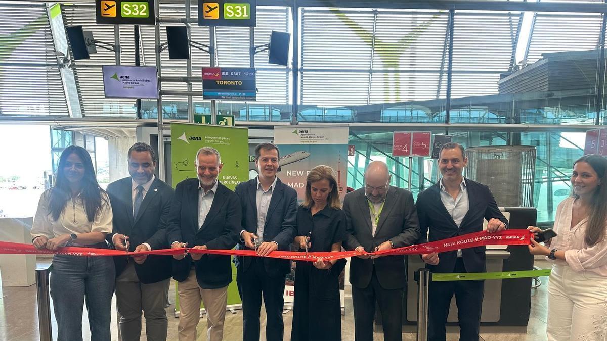 Corte de cinta protocolario de la inauguración de la ruta Madrid-Toronto de Iberia, a 13 de junio de 2026.
