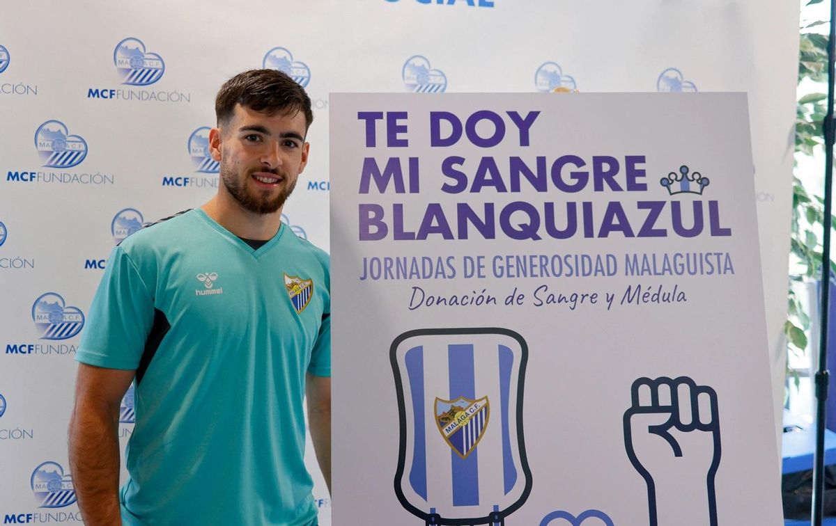 Ramón posa en la campaña de donación de sangre.