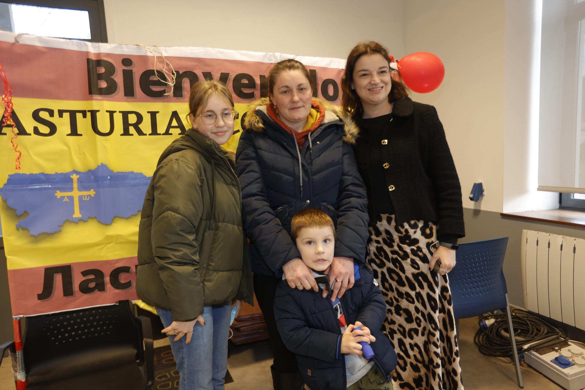 La niña Ania Romanenko se reencuentra con su madre en Piloña