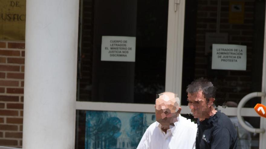 El hombre, con camisa blanca, ayer en la puerta de los juzgados de Caravaca de la Cruz, donde prestó declaración.