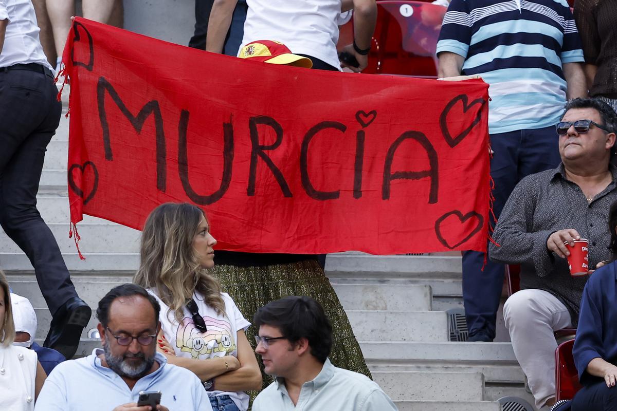 Una pancarta de apoyo a Carlos Alcaraz