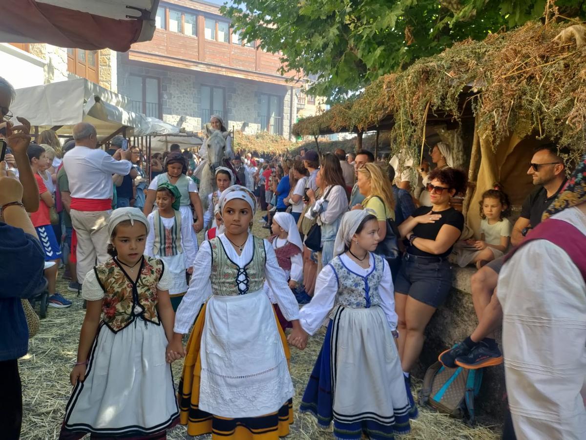 Miles de personas visitan el Mercáu de Porrúa