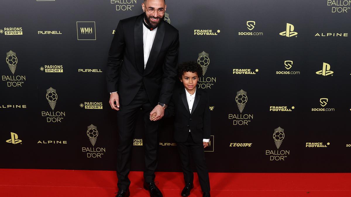 Karim Benzema invitó a su madre y a su hijo al escenario tras recibir el Balón de Oro
