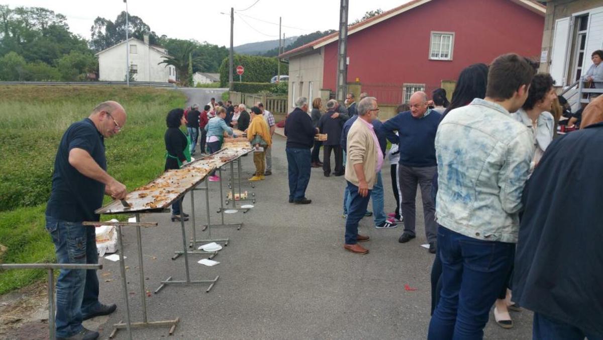 La fiesta de la localidad de Valga cumple 24 años y vuelve a servir una empanada de varios metros de longitud y diferentes sabores