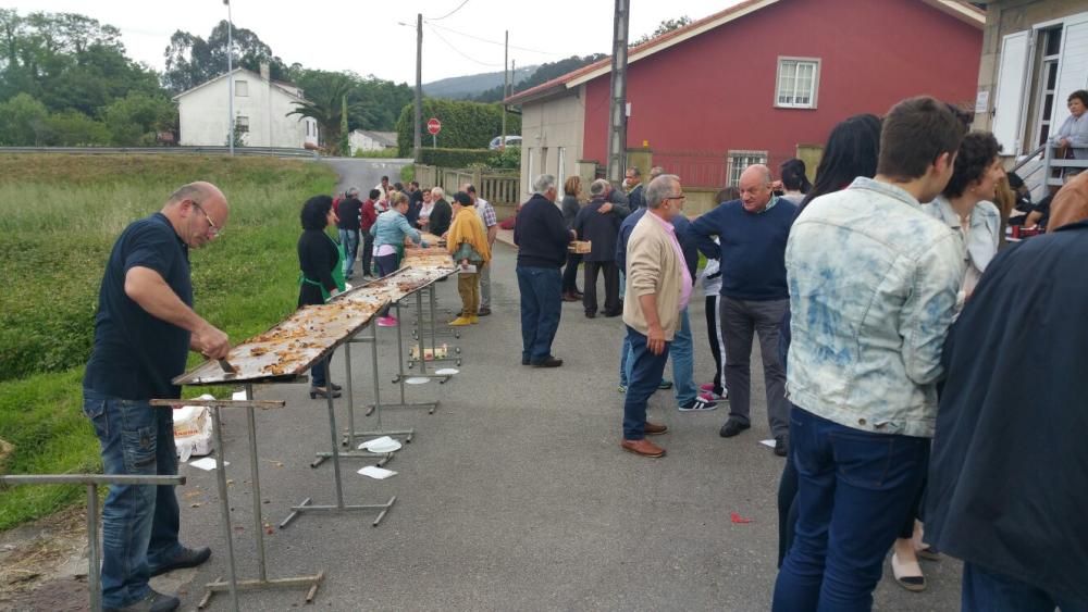 La fiesta de la localidad de Valga cumple 24 años y vuelve a servir una empanada de varios metros de longitud y diferentes sabores