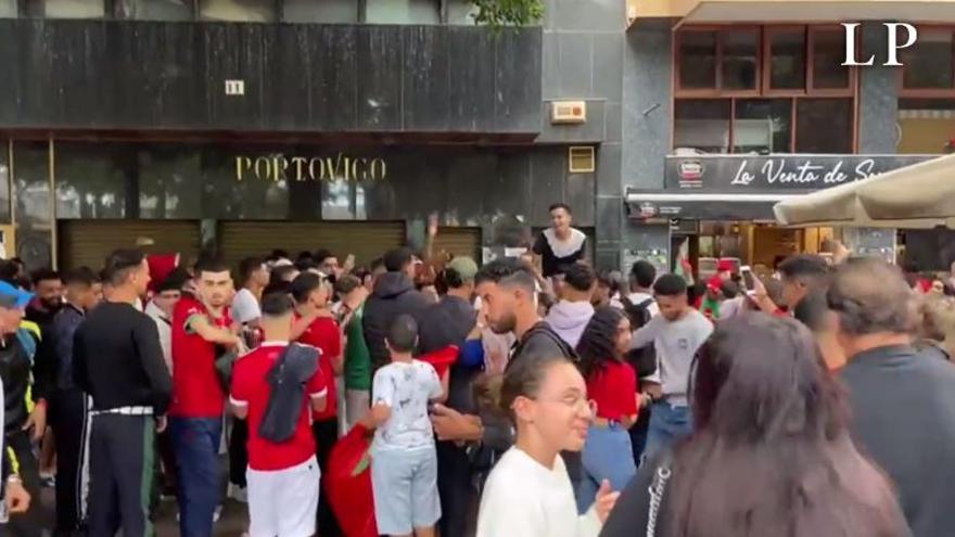 Celebración de la colonia marroquí en la Plaza de Santa Catalina tras pasar a semifinales en el Mundial de Qatar