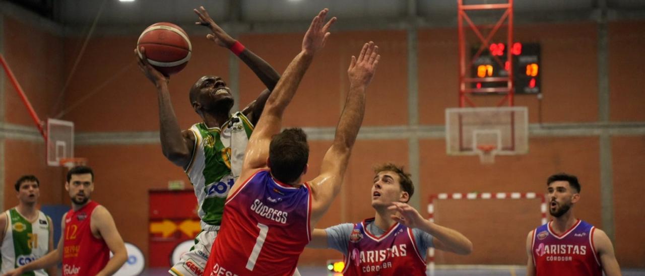 Xavier Newson (Coto Córdoba) lanza ante Álvaro Lastres (Maristas).