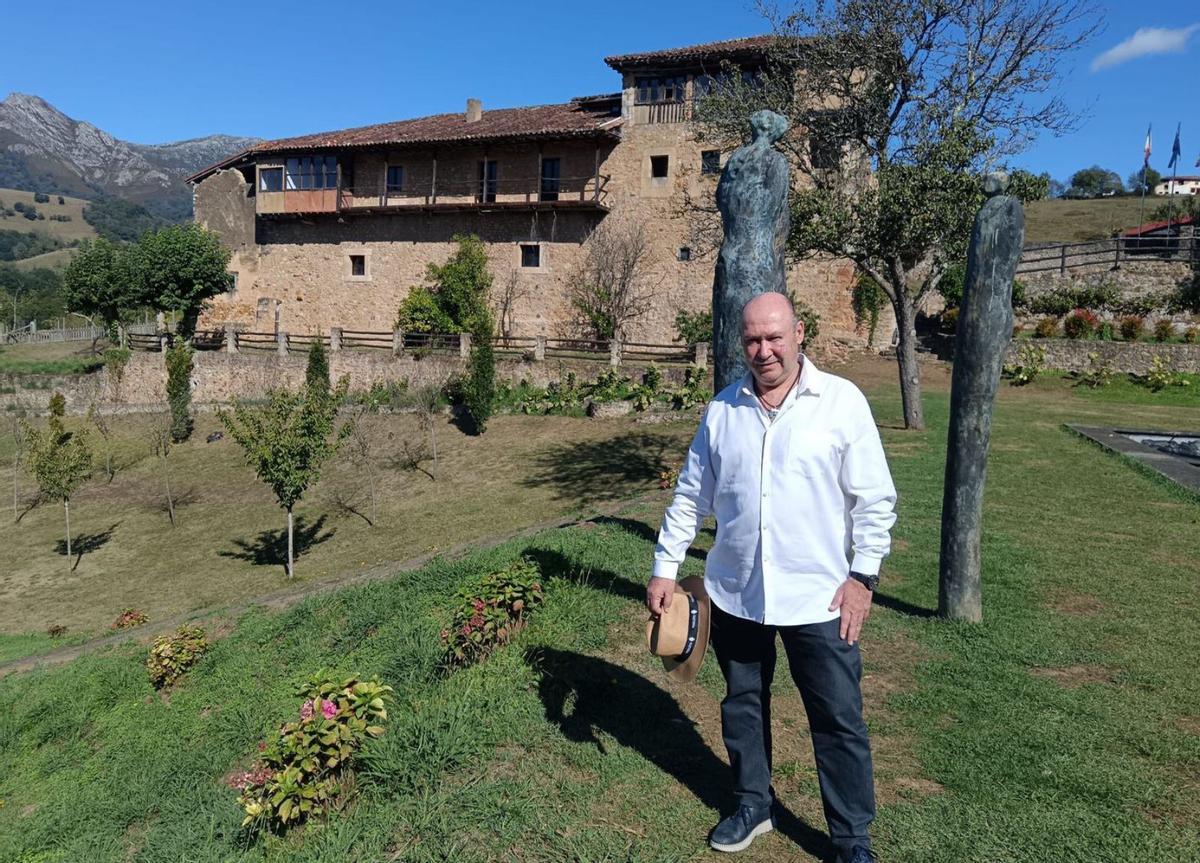 Tomás Álvarez Aja, delante del palacio de Nevares, se piensa rehabilitar en su integridad.