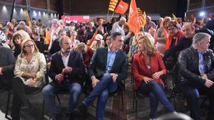 Pedro Sánchez y Pilar Alegría conversan en el mitin del PSOE de las elecciones autonómicas, en presencia de Lambán.