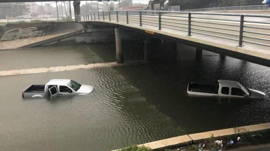 El pas de «Harvey» per Houston deixa centenars de persones esperant un rescat