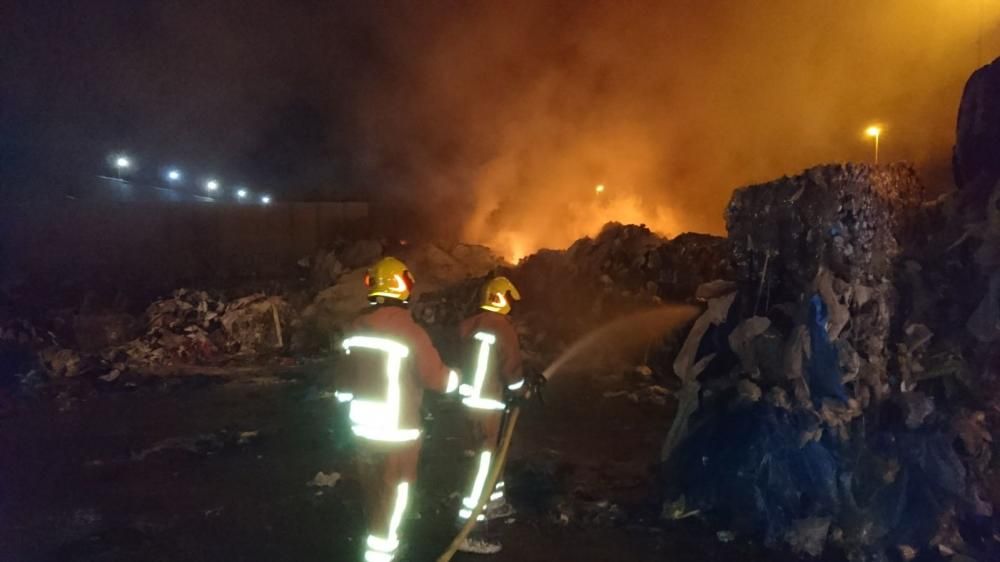 Imágenes del incendio registrado en una firma de reciclaje de plásticos en Benaguasil.