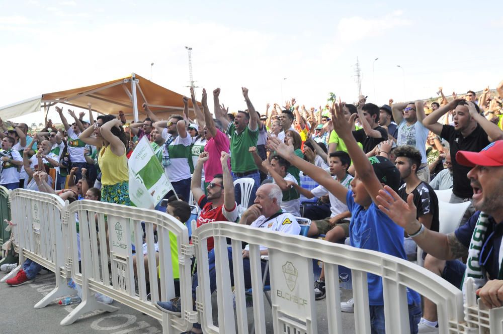 Unos mil aficionados ven el triunfo del Elche en pantalla gigante junto al estadio Martínez Valero