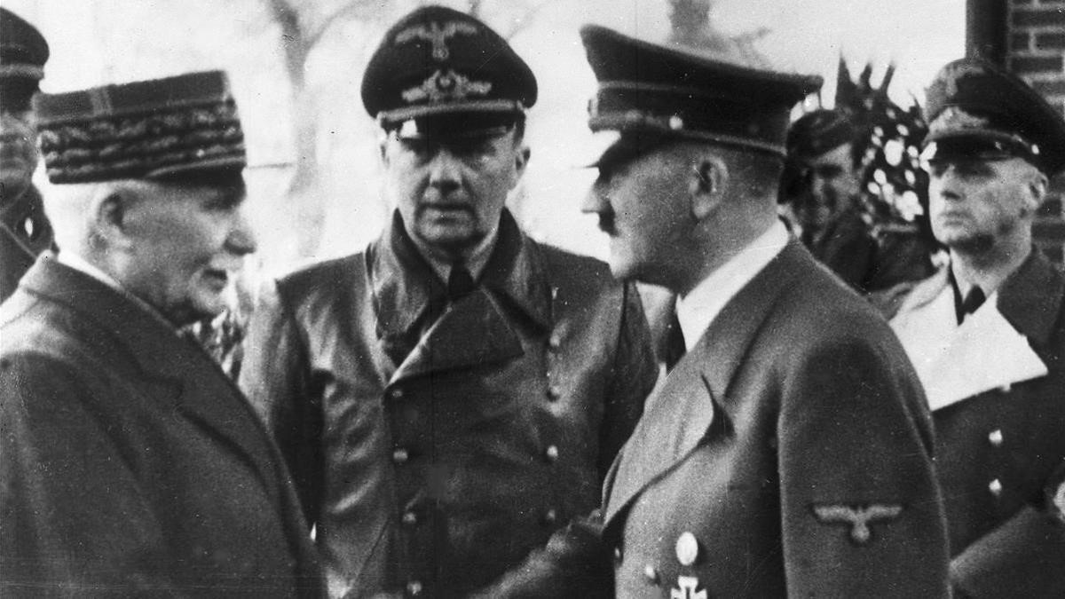 Hitler estrecha la mano del mariscal Phillipe Petain en octubre de 1940 en la Francia ocupada.