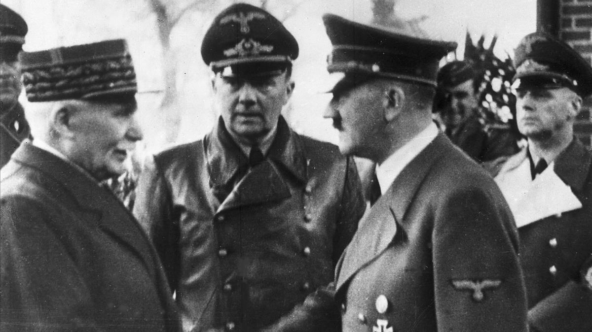 Hitler estrecha la mano del mariscal Phillipe Petain en octubre de 1940 en la Francia ocupada.