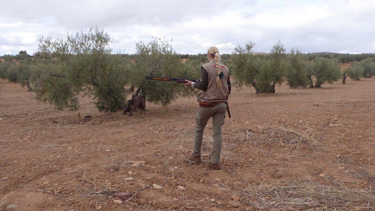 Una cazadora, durante una batida en el sur de España.