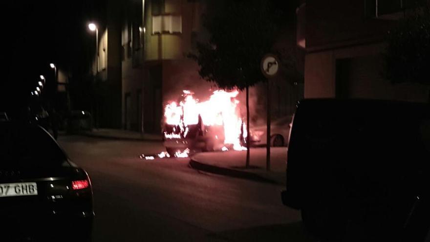 Tres coches arden en Cieza de madrugada